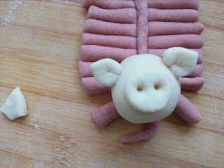 25、花样面食-鞭炮猪,蘸点水粘到猪头上