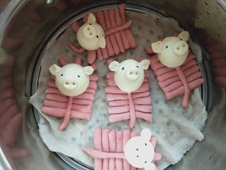 28、花样面食-鞭炮猪,凉水放蒸锅，开锅后蒸15分钟