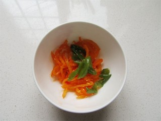 1、熊猫杯子减肥便当,先提前准好自己爱吃的家常菜或咸菜，不要太多