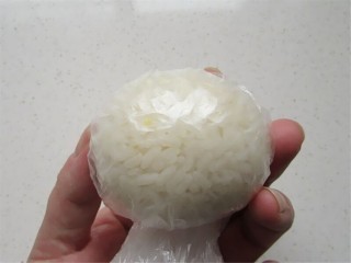 4、熊猫杯子减肥便当,将保鲜膜卷起，轻揉米饭团成球型