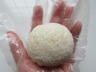 5、熊猫杯子减肥便当,再适当整形，饭团最好捏的稍为结实些，熊猫脸部主体制作完成