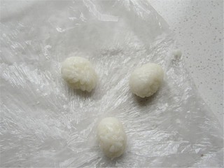 6、熊猫杯子减肥便当,再同样方法，捏出耳朵部分