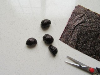 7、熊猫杯子减肥便当,用海苔把耳朵部分包起来，如果不粘的话，可以海苔上粘少许凉开水