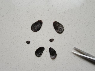 8、熊猫杯子减肥便当,用海苔剪出熊猫眼、嘴巴部分，我做了两个熊猫的