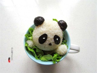 12、熊猫杯子减肥便当,把做好的熊猫头放在杯子上，杯子熊猫完成了