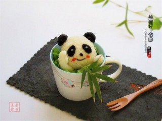 14、熊猫杯子减肥便当,做好的熊猫脸蛋上可以用西红柿皮做粉腮，也可以用海苔继续丰富表情