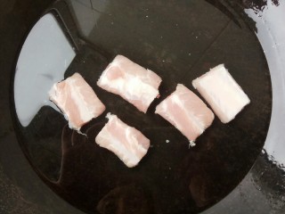 3、宝宝辅食～田园排骨粥,冷水下锅焯一下