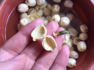 4、秋季润肺养颜，来一碗红枣银耳羹,并去莲芯待用