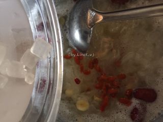 11、秋季润肺养颜，来一碗红枣银耳羹,最后加入适量冰糖煮化即可关火食用