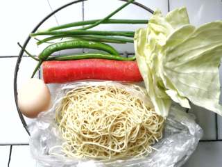 1、月半弯炒(拌)面,卷心菜、青椒、青葱、胡萝卜等食材洗净备用