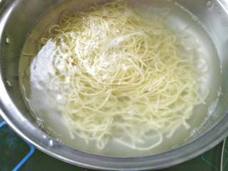 4、月半弯炒(拌)面,沸水下面,因为面还会后续翻炒,所以下锅后近十秒即可关火;若是拌面,可多停留两秒钟;若是有老人小孩,建议根据口味喜好适当调整时间。