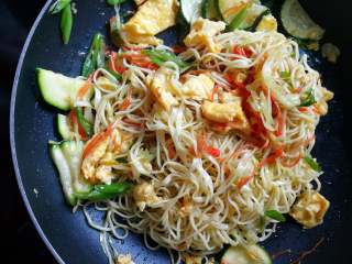 10、月半弯炒(拌)面,待所有食材8、9分熟后下刚刚沥好待用的面条,稍作翻转后,加少量花椒油、食盐,翻拌均匀后关火。