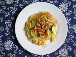 11、月半弯炒(拌)面,装盘。如若家里人口味不宜,口味较重的食客,可以在装盘后再加些辣椒油、泡椒碎、几滴酱油... ...