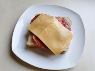 10、芝士火腿三明治,上面再放两块芝士片。