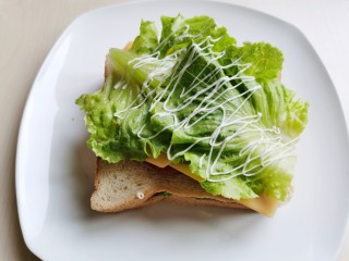 12、芝士火腿三明治,生菜上面挤上沙拉酱。