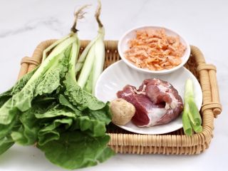 1、小白菜磷虾大馅馄饨,首先备齐做馄饨的所有食材。