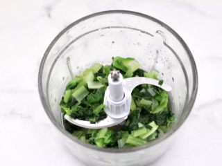 5、小白菜磷虾大馅馄饨,焯好的小白菜切块放入绞肉机里。