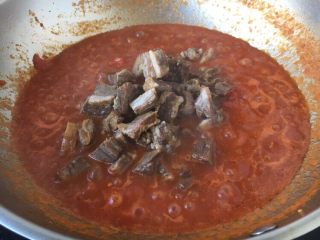 8、美味早餐 番茄鸡蛋牛肉手擀面,放入1勺的番茄酱，1勺的酱油，放入约1小碗的牛肉汤（没有牛肉汤可用清水代替），放入切好的熟牛肉，大火煮开，牛肉煮透。