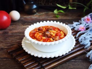 12、美味早餐 番茄鸡蛋牛肉手擀面,番茄鸡蛋牛肉卤盛入碗中备用。
