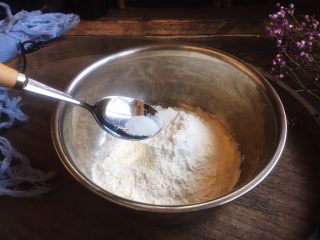 14、美味早餐 番茄鸡蛋牛肉手擀面,放入0•5g的盐。