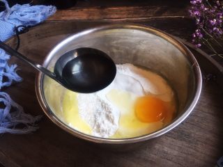 16、美味早餐 番茄鸡蛋牛肉手擀面,准备好70g清水。