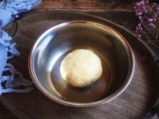 18、美味早餐 番茄鸡蛋牛肉手擀面,揉成面团，盖上保鲜膜醒30分钟。