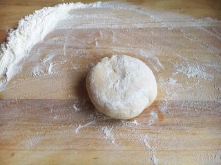 19、美味早餐 番茄鸡蛋牛肉手擀面,在面团上撒上干面粉。