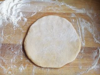 20、美味早餐 番茄鸡蛋牛肉手擀面,在面团上撒上干面粉。