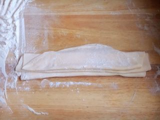 24、美味早餐 番茄鸡蛋牛肉手擀面,将面饼叠好，如图所示。