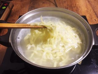 27、美味早餐 番茄鸡蛋牛肉手擀面,将面条放入开水中煮熟。 手擀面条非常好熟，水开了后在水中焖30秒左右即可。