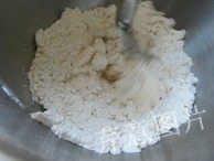 2、尼可拉可颂,开动厨师机，一边慢速搅拌一边慢慢加入清水，不要一次全部加入，留下20g左右调整面团的软硬度