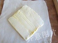 9、尼可拉可颂,将黄油片放在面片中央