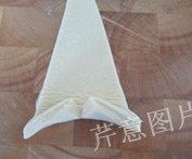 20、尼可拉可颂,在等腰三角形的底边中央切一个大约1cm的小口，从小口处略拉开