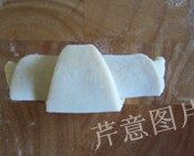 21、尼可拉可颂,顺着拉开的“劲儿”向等腰三角形的顶角卷起，不要太松，也不要太紧，自然卷起即可