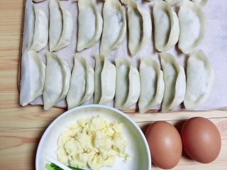1、鸡蛋抱饺,准备好食材。饺子、鸡蛋、芝士碎、洋葱。