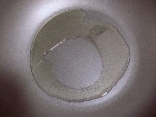 2、鸡蛋抱饺,锅中倒入油，加热至五成热。