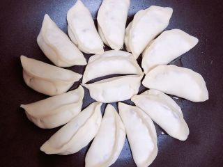 3、鸡蛋抱饺,放入饺子，摆放成圆形。