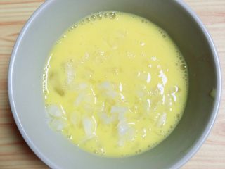7、鸡蛋抱饺,将鸡蛋打散均匀，放入洋葱丁。