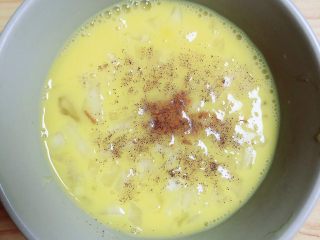 8、鸡蛋抱饺,加入盐、黑胡椒碎、鸡精搅拌均匀。