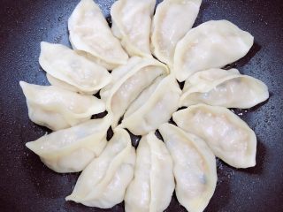 9、鸡蛋抱饺,大约8分钟，锅中的水烧没了。