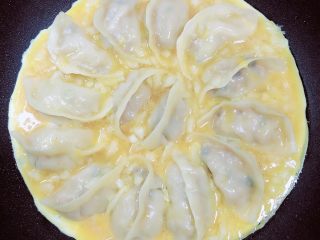 11、鸡蛋抱饺,依然小火煎熟鸡蛋。