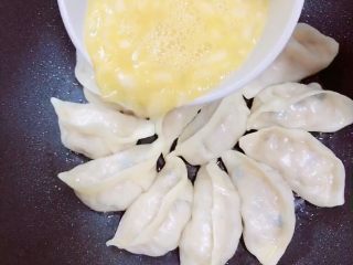 10、鸡蛋抱饺,倒入打好的蛋液，均匀倒入。