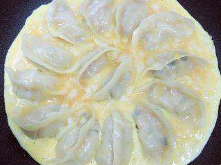 13、鸡蛋抱饺,鸡蛋五成熟时。