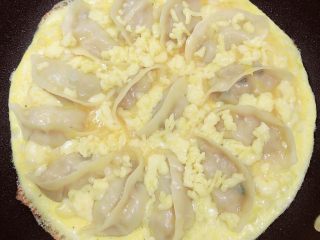 14、鸡蛋抱饺,在鸡蛋上放上一层芝士碎，继续盖盖儿，小火焖3分钟。