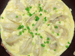 15、鸡蛋抱饺,待芝士碎融化7成时，撒上一些葱花。盖盖儿继续焖2分钟。