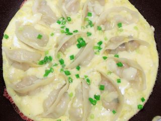 16、鸡蛋抱饺,芝士碎完全融化后，即可出锅了。