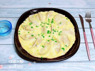 17、鸡蛋抱饺,一盘颜值颇高的芝士鸡蛋抱饺就上桌了。