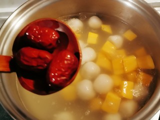 12、红薯圆子,随着加热 糯米圆子慢慢漂浮上来 放入红枣