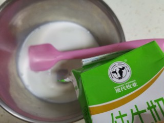 3、手工酸奶,内胆里加入一盒牛奶