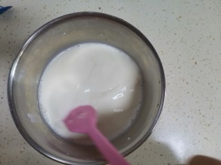 6、手工酸奶,搅拌均匀至白砂糖融化,搅拌至少5分钟
